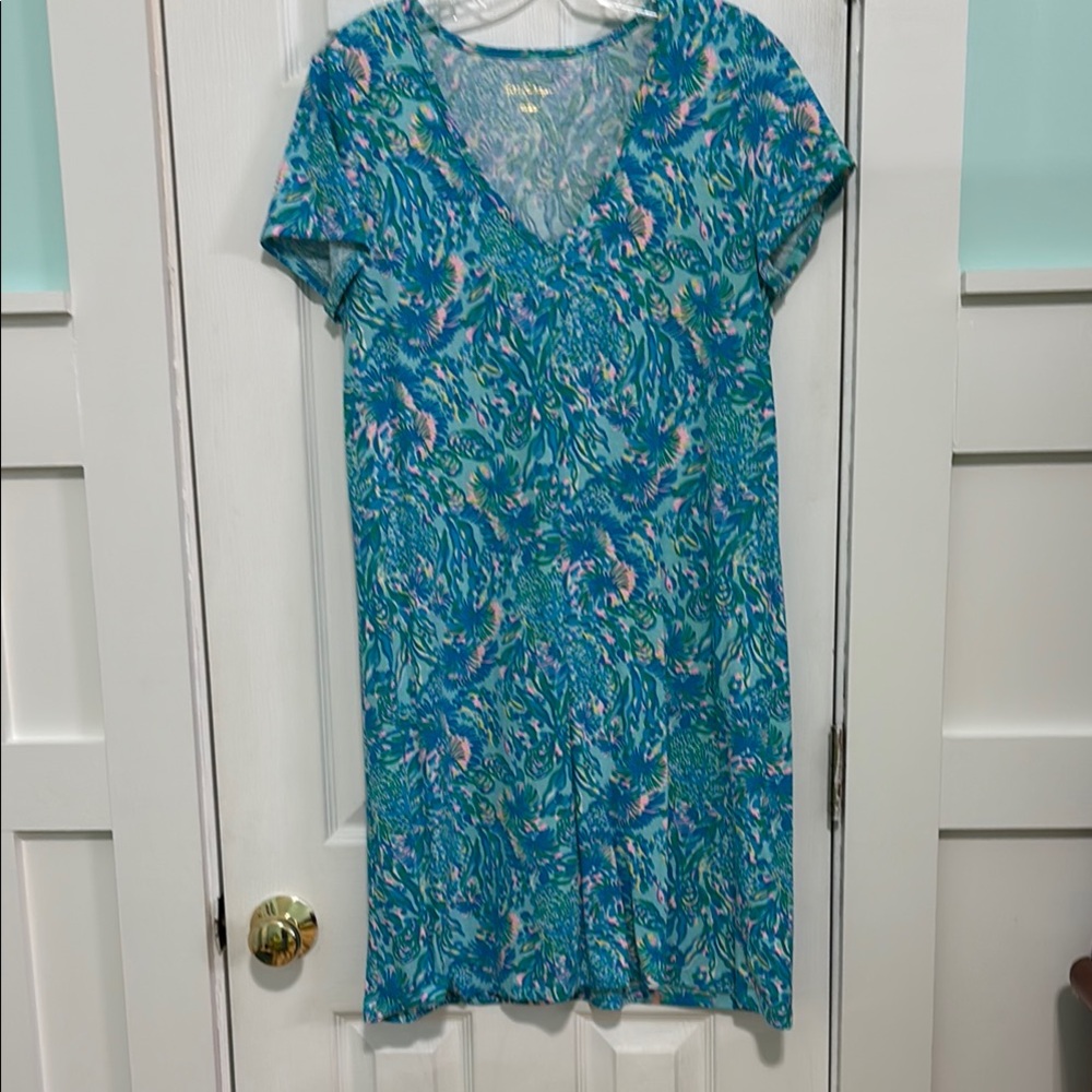 Lilly Pulitzer Etta V-neck short sleeve dress.